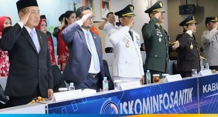 Khidmat dari Command Center, Plt Bupati Bekasi Saksikan Detik-detik Proklamasi HUT Ke-81 RI