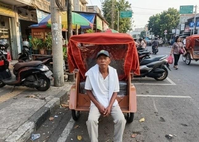 Di Usia 71 Tahun, Abah Ujang Akhirnya Bisa Mengayuh Becak Listrik