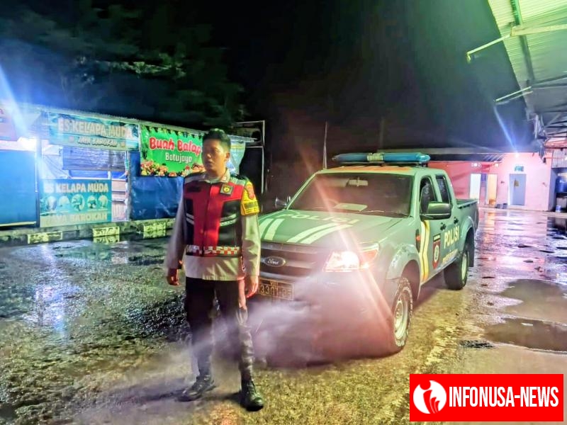 Anggota Polsek Batujaya melaksanakan Patroli Prekat serta kontrol Keamanan di Central Ruko Batujaya pada malam hari