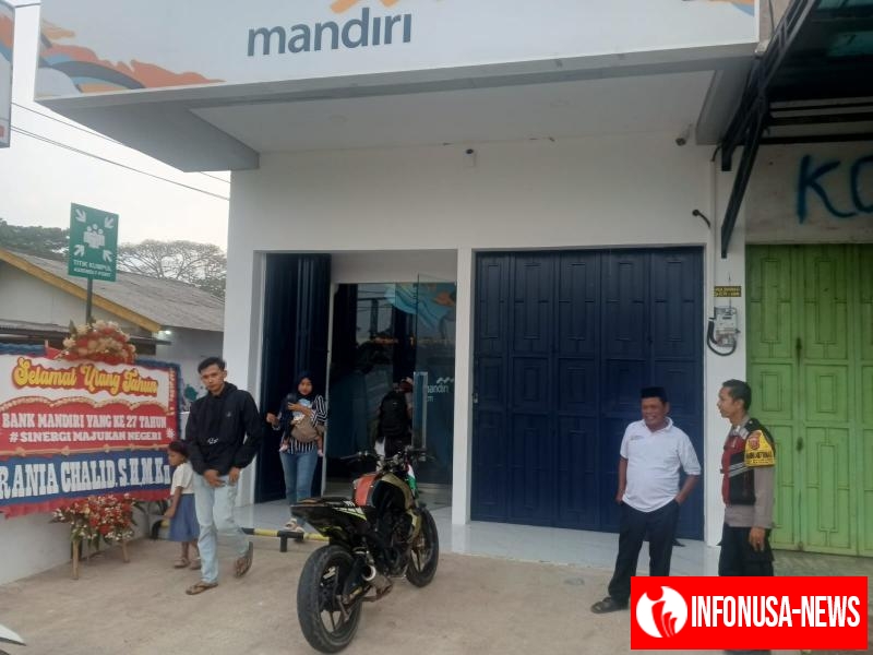 Anggota Polsek Batujaya Ciptakan Keamanan Bank Mandiri Unit Batujaya di siang hari