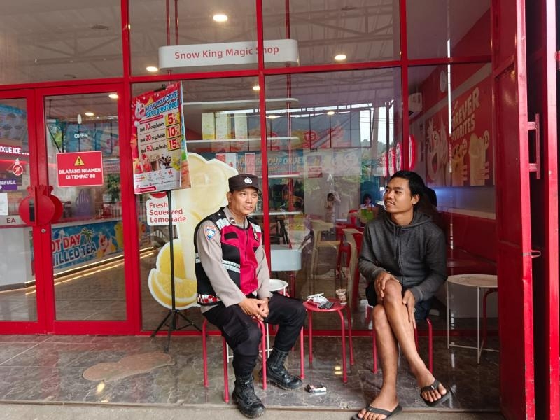 Personil Polsek Tegalwaru Patroli Siang Sapa Warga di Kios Mixue di Loji Ajak Waspada