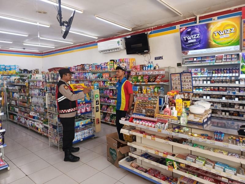 Terus  Berupaya Personil Polsek Tempuran Kembali Cek CCTV minimarket Guna antisifasi gukamtibmas di wilayah hukumnya.