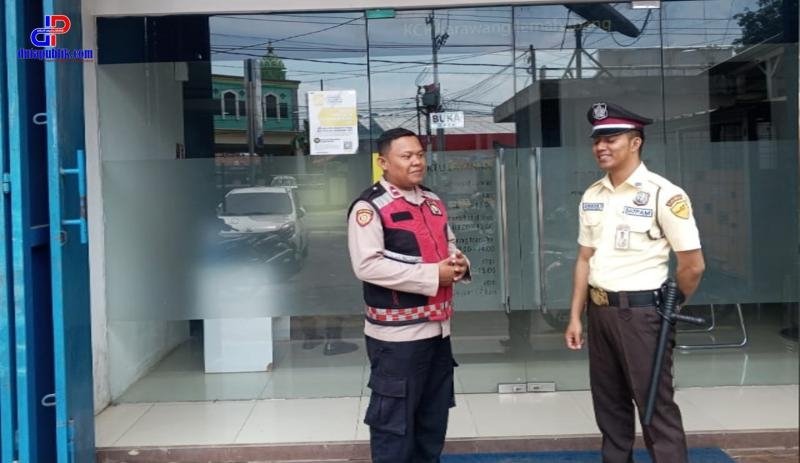 Aipda Yuli Personel Polsek Lemahabang Sosialisasikan Layanan Call Center 110 Di Obyek Vital