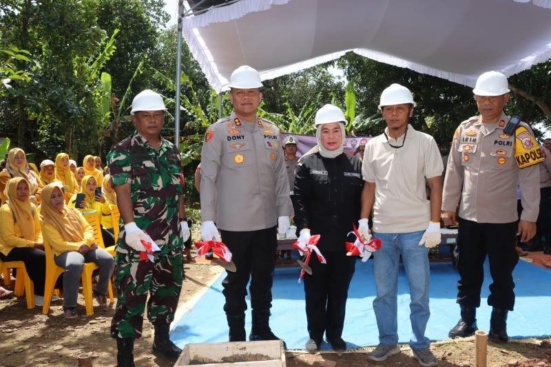 Polres Subang Hadir untuk Masyarakat: Kapolres Pimpin Langsung Bedah Rumah Ibu Ahmi di Pangsor