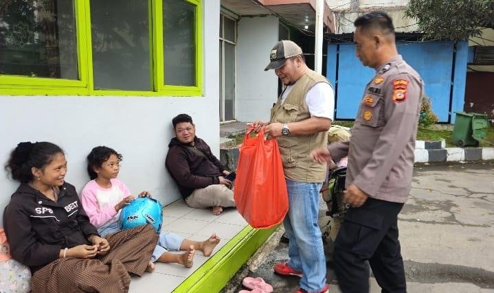 Polsek Klari Bagikan Takjil Gratis kepada Warga di SPBU Duren