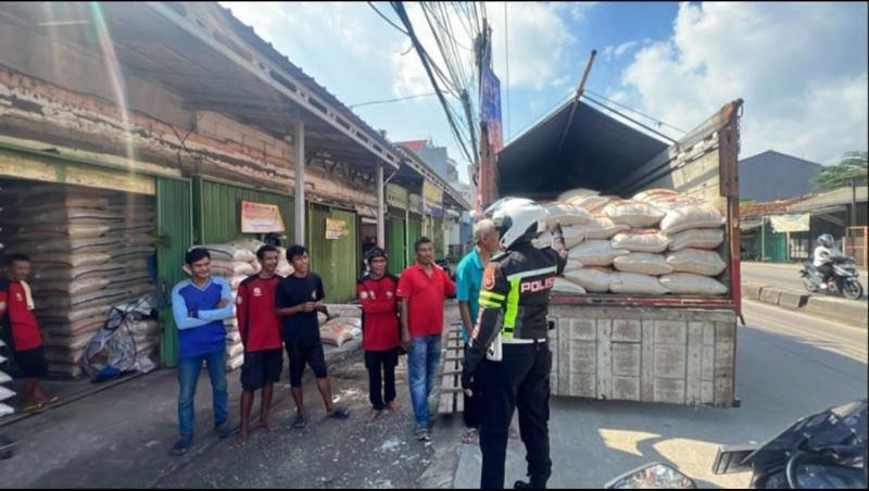 Kegiatan Polantas Menyapa, Bina Etika Tertib Berlalu Lintas Kepada Kuli Pasar di Johar