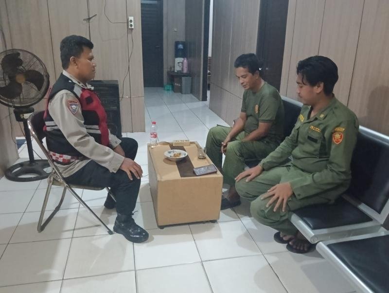 Bhabinkamtibmas Polsek Telagasari Dampingi Warga Lakukan Siskamling Untuk Cegah Gukamtibmas Malam