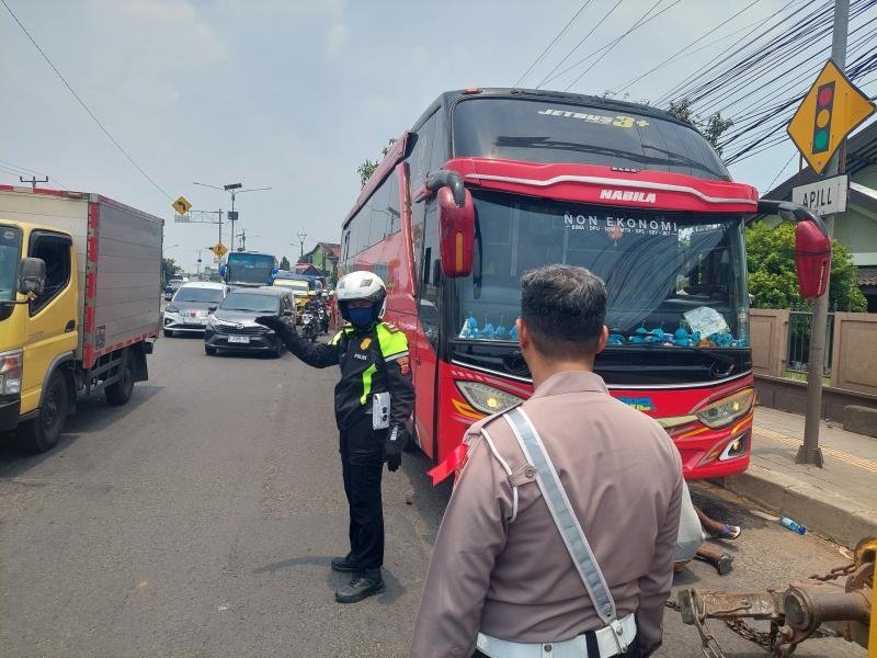 Bus Pemudik Mogok di Tol Karawang, Tim Urai Sat Lantas Bergerak Cepat Evakuasi