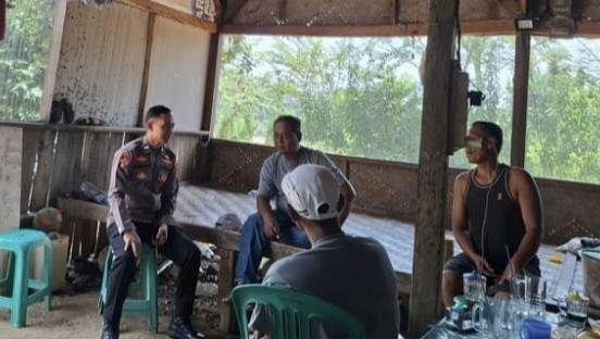 Personil Polsek Tegalwaru Patroli Siang Sambang warga Cacaban Waspadai Aksi Kejahatan