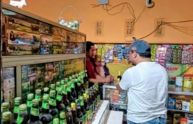 Perkuat Kring Serse Polsek Banyusari Datangi Toko Jamu Temukan Miras 2 Botol Kecil