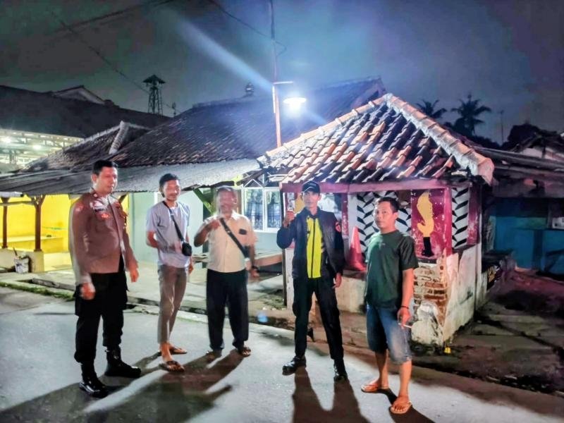 Bhabinkamtibmas Polsek Klari Sambang Warga Saat Ronda Malam