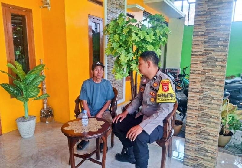 Bhabinkamtibmas Polsek Rengasdengklok Sambangi Tokoh Masyarakat Desa Binaan