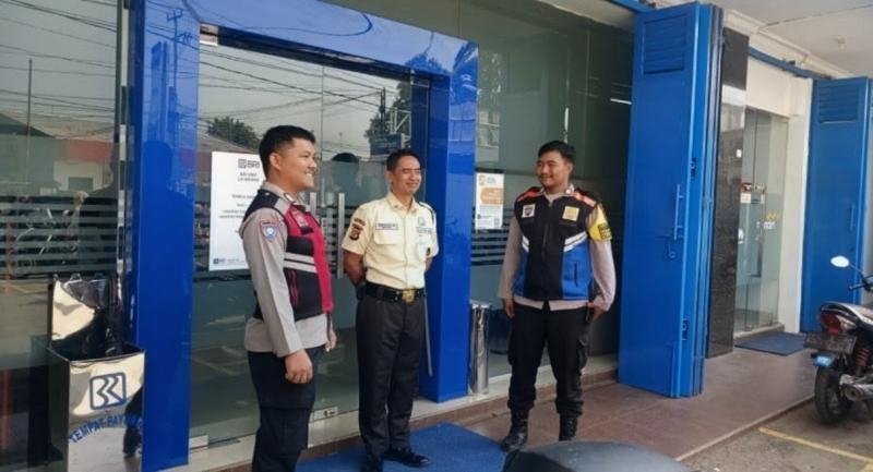 Personel Polsek Lemahabang Sosialisasikan Layanan Call Center 110 Di Obyek Vital
