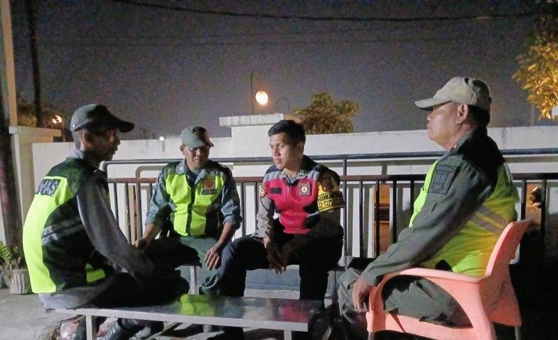 Giat Pak Bhabinkamtibmas Polsek Telagasari Sebar Himbauan Kamtibmas Kepada Warga Dalam Giat Sambang