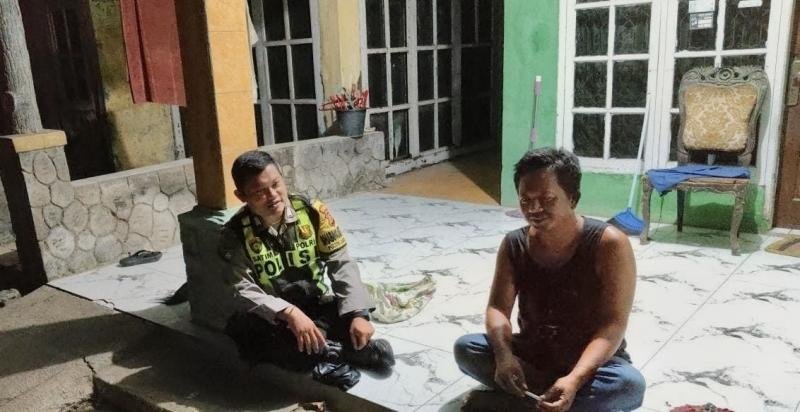 Anggota Polisi Ikut Serta Dalam Giat Ronda Bersama Warga