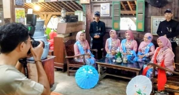 Joglo Dapur Kunfayakun Purwakarta, Destinasi Fotografi Bernuansa Vintage yang Kian Diminati