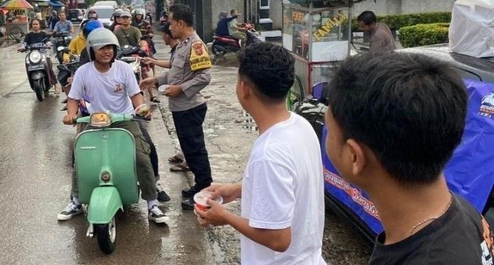 Menebar Kebahagiaan di Jalanan Ramadan, Agya–Ayla Squad Purwakarta Berbagi Takjil dan Kebersamaan 