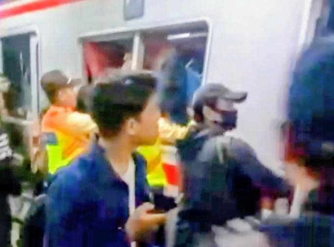 Malam Mencekam di Bekasi Timur: Tabrakan KRL dan Argo Bromo Anggrek, Evakuasi Korban Berlangsung Dramatis
