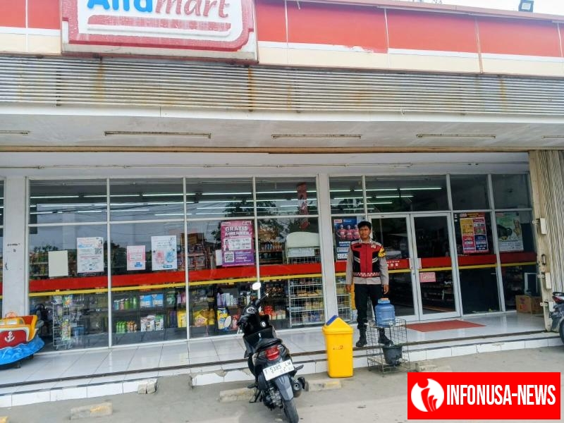 Upaya Anggota Polsek Batujaya Laksanakan Patroli Prekat di Minimarket pada siang hari