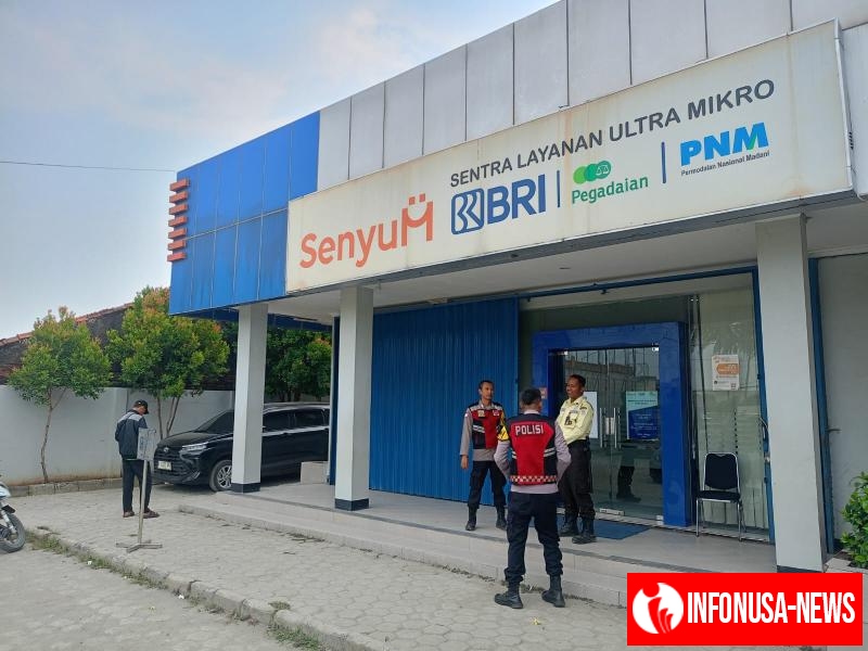 Anggota Polsek Batujaya melaksanakan Patroli Dialogis dan Sambangi Scurity Bank BRI Unit Batujaya di siang hari