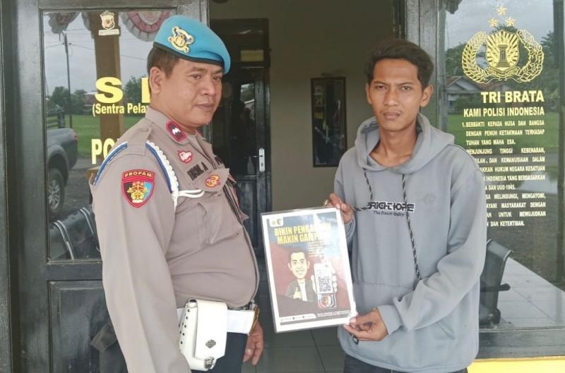 Bripka Faridil.Atlas Polsek Banyusari Melaksanakan Sosialisasi QR Barcode ke Masyarakat Pengaduan Divisi Propam Polri Bidpropam Polda Jabar