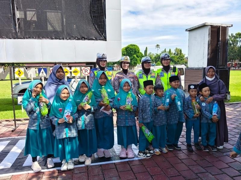 Dit Lantas Polda NTB Gelar Edukasi Lalu Lintas dan Perlindungan Anak Usia Dini bagi Siswa SD IT Yarla Batujai