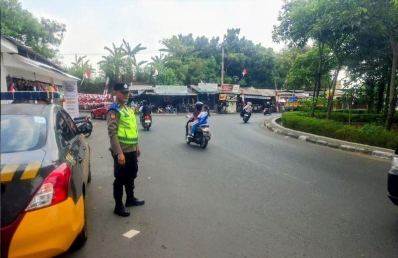 Polsek Telukjambe Laksanakan Kegiatan Humanis Sapa Warga saat Gatur Pagi di Jalan Sukagalih