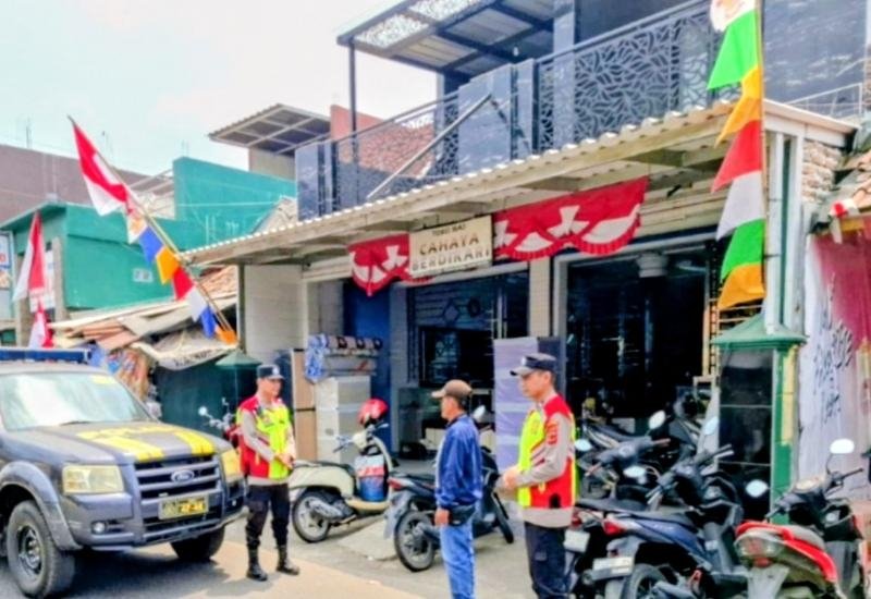 Personil Polsek Tegalwaru Giat Patroli Siang Sambang dan Monitoring Pertokoan di Loji Pastikan Aman