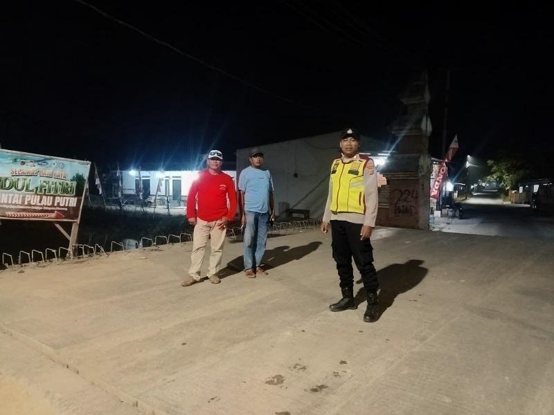 Anggota Polsek Batujaya laksanakan Patroli Prekat pada malam hari di Pemukiman Penduduk