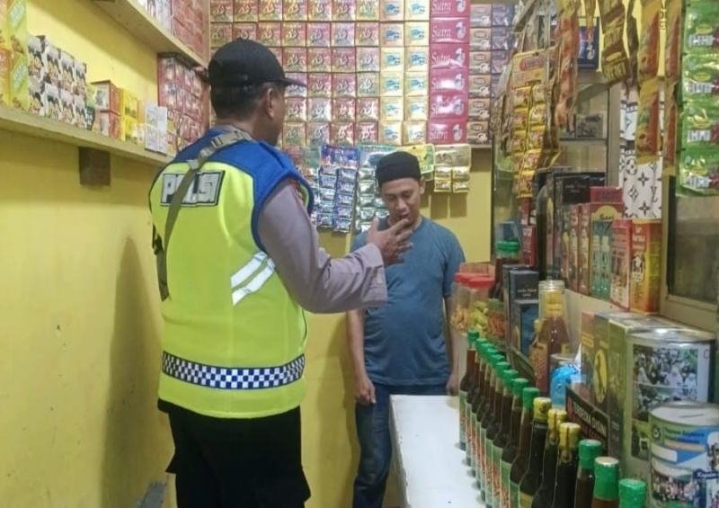 Polsek Banyusari Gelar Razia Miras Demi Ciptakan Situasi Kamtibmas Kondusif
