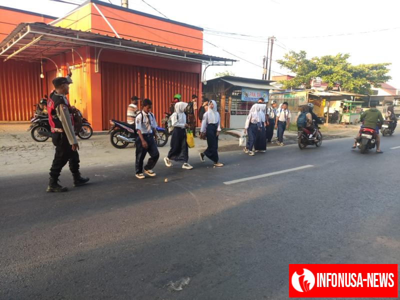 Pastikan Arulin Lancar, Bhabinkamtibmas Polsek Telagasari Lakukan Gatur dan Bantu Sebrangkan Siswa