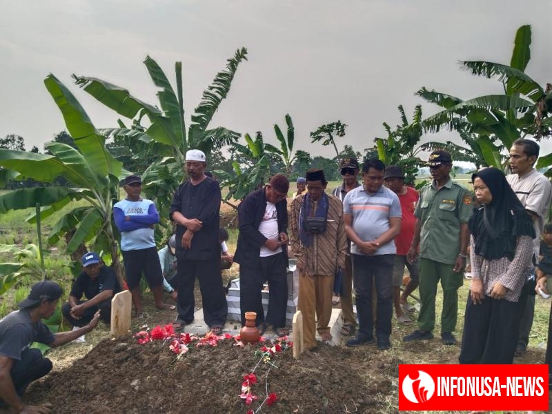 Bhabinkantibmas Bersama Kades Hadiri Pemakaman Warga Labanmulya Desa Kertawaluya Wilkum Polsek Cikampek