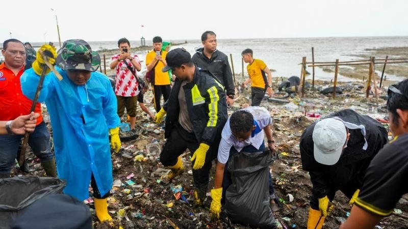 Polres Karawang Bersama Pemkab dan TNI Gelar Gebyar Aksi Bersih-bersih Mangrove Pantai Tangkolak