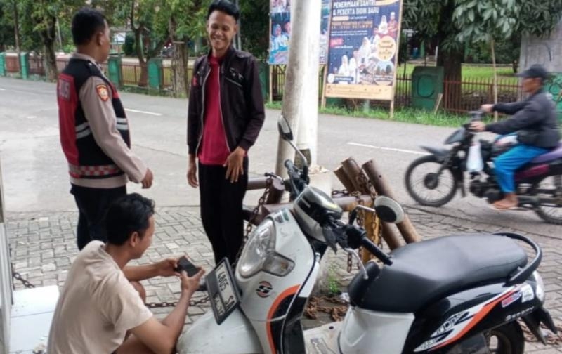 Upaya Aipda Yuli Personel Polsek Lemahabang Sosialisasikan Pelarangan Knalpot Tidak Sesuai Spesifikasi Teknis