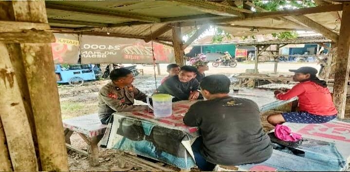 Dalam Kegiatan Patroli Dialogis, Polsek Rengasdengklok Polres Karawang Sosialisasikan TPPO