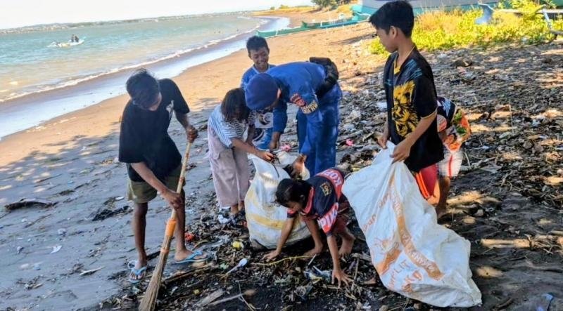 Harmoni Polairud Polda NTB Bersama Anak-anak Pesisir Bersihkan Pantai Tanjung Luar