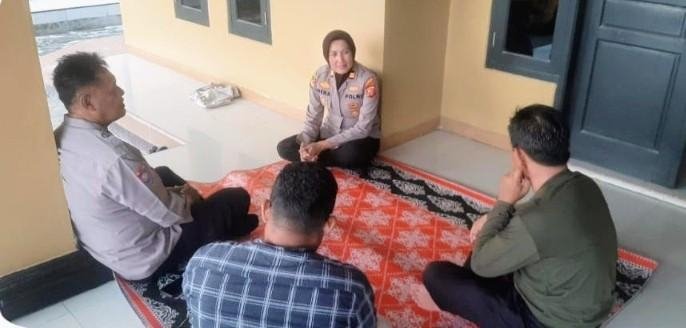 Kapolsek Telukjambe Barat Silaturahmi Kamtibmas Ke Kepala Desa Mekarmulya