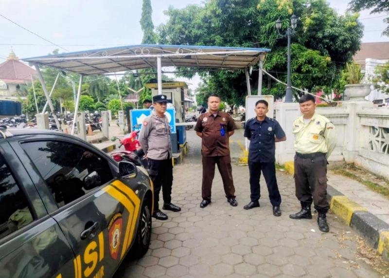 Anggota Polri Laksanakan Patroli Dialogis, Hampiri Mitra Keamanan di Parkiran RSUD Karawang