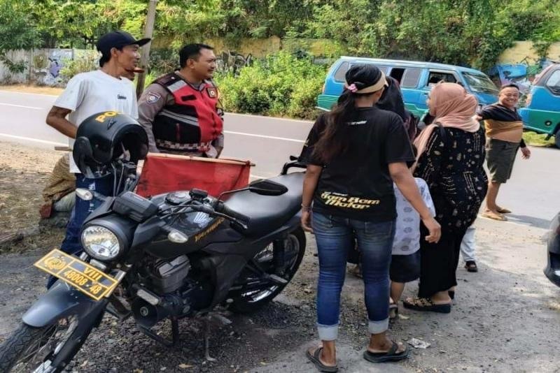 Anggota Prekat Polsek Banyusari Sosialisasikan Bahaya TPPO