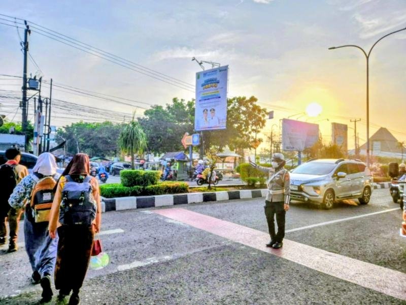Satlantas Polresta Karawang Atur Lalu Lintas Guna Cegah Kemacetan Lalu Lintas di Ruas Jalan Raya Utama