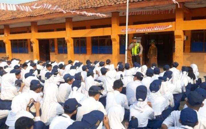 Personil Binmas Polsek Klari Berikan Penyuluhan di SMPN 2 Curug, Bahas Dampak Tawuran dan Sanksi Hukum