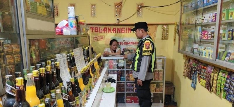 Anggota Prekat Polsek Banyusari Gelar Razia Miras Demi Ciptakan Situasi Kamtibmas Kondusif di Wilkum
