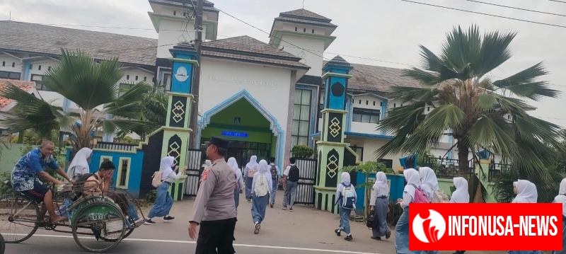 Personil Polsek Rengasdengklok Laksanakan Gatur Lalin pagi Guna berikan Kelancaran Lalu lintas