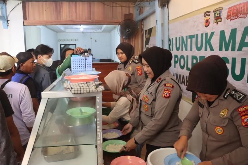 Polri untuk Masyarakat, Kapolres Subang Tinjau Program Makan Siang Gratis bagi Driver Ojol dan Warga