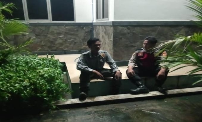 Pastikan Lingkungan Aman, Bhabinkamtibmas Polsek Telagasari Lakukan Siskamling Bersama Warga