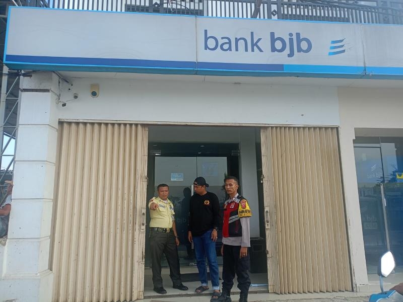 Upaya Bripka Ahmad Sanjaya Anggota Polsek Batujaya Sambangi Scurity Bank BJB Unit Batujaya di siang Hari