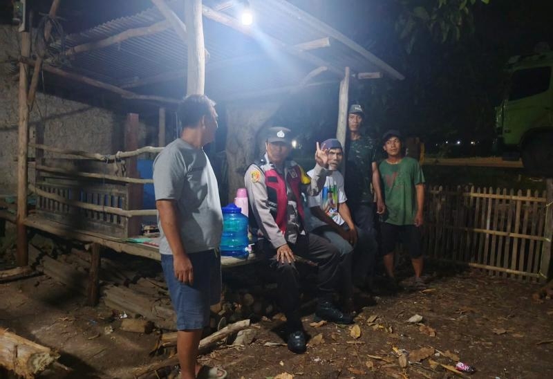 Anggota Polsek Batujaya Sambangi Masyarakat Desa Telukbango guna melaksanakan Giat Ngawangkong