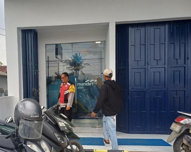 Anggota Polsek Batujaya Ciptakan Keamanan di Bank Mandiri Unit Batujaya dan mengantisipasi terjadinya Pencurian/Pembobolan ATM di siang hari