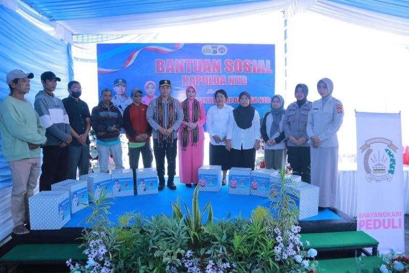 Kapolda NTB Kunker ke Lombok Utara, Cek Pembangunan hingga Serahkan Bansos