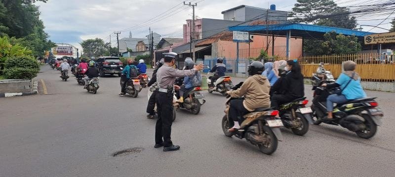 Polsek Kotabaru Laksanakan Gatur Lalin di Titik Rawan Kepadatan Arus Lalu Lintas Pagi Hari